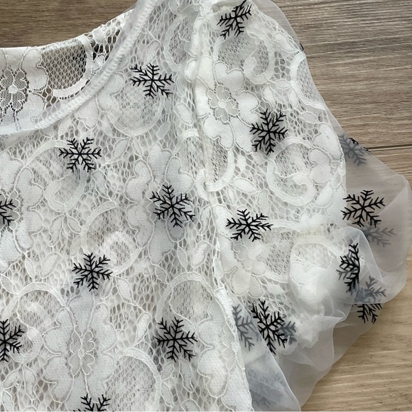 Snowflake and lace blouse - Picture 2 of 12